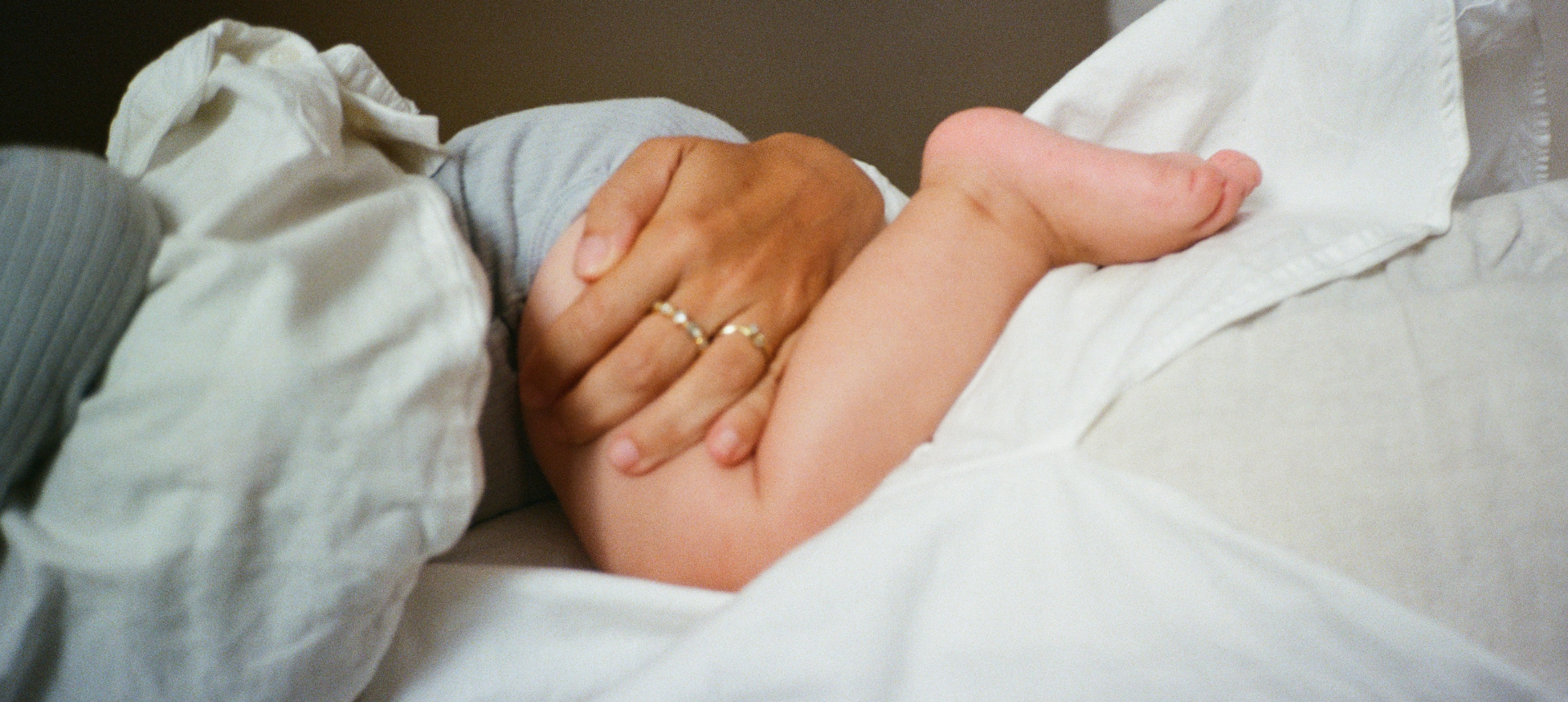 Lugter underlivet efter fødsel? Det er ofte normalt – men vær opmærksom på dette